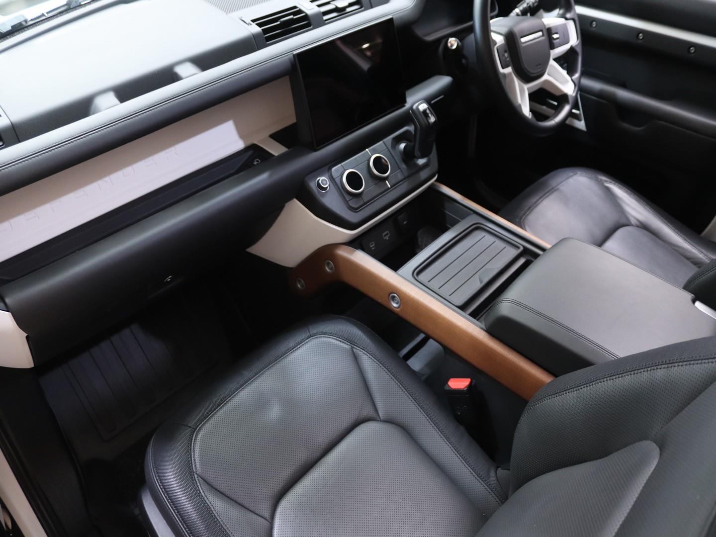 Land Rover Defender - Image 13