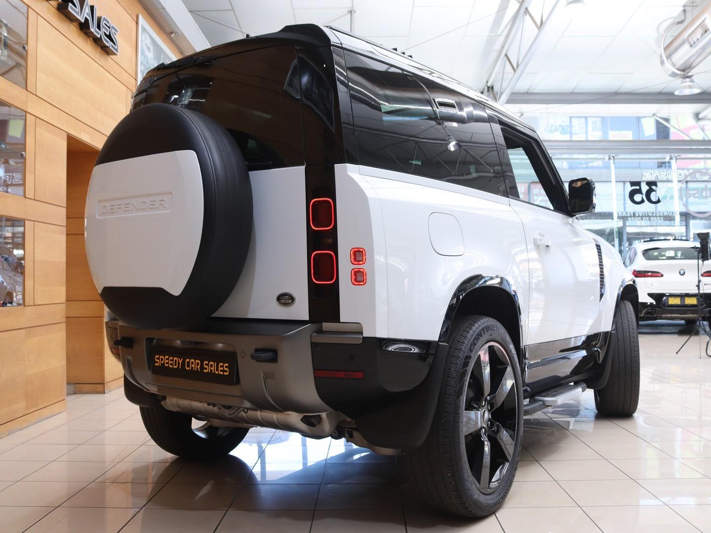 Land Rover Defender - Image 15