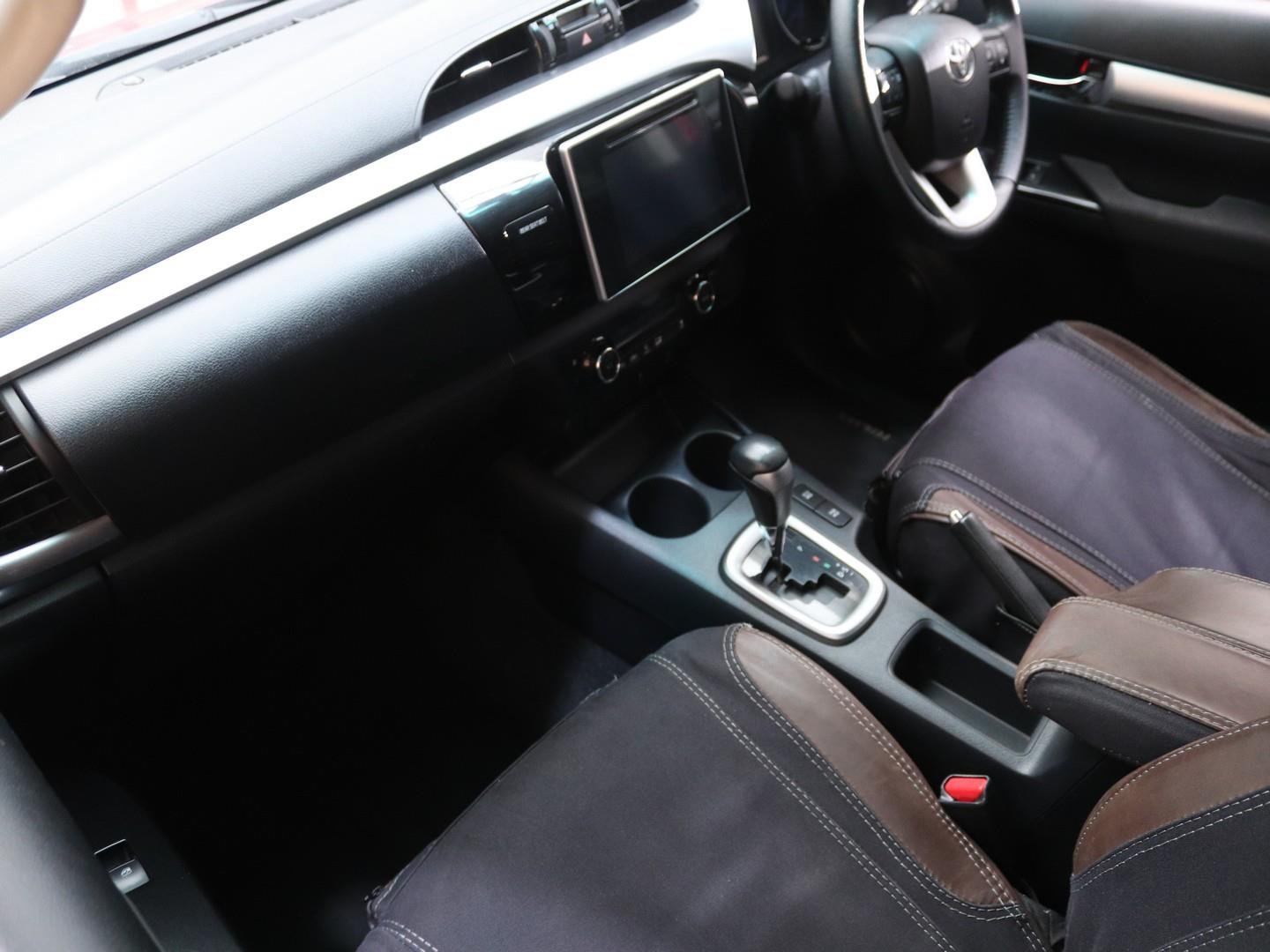 Toyota Hilux - Image 13