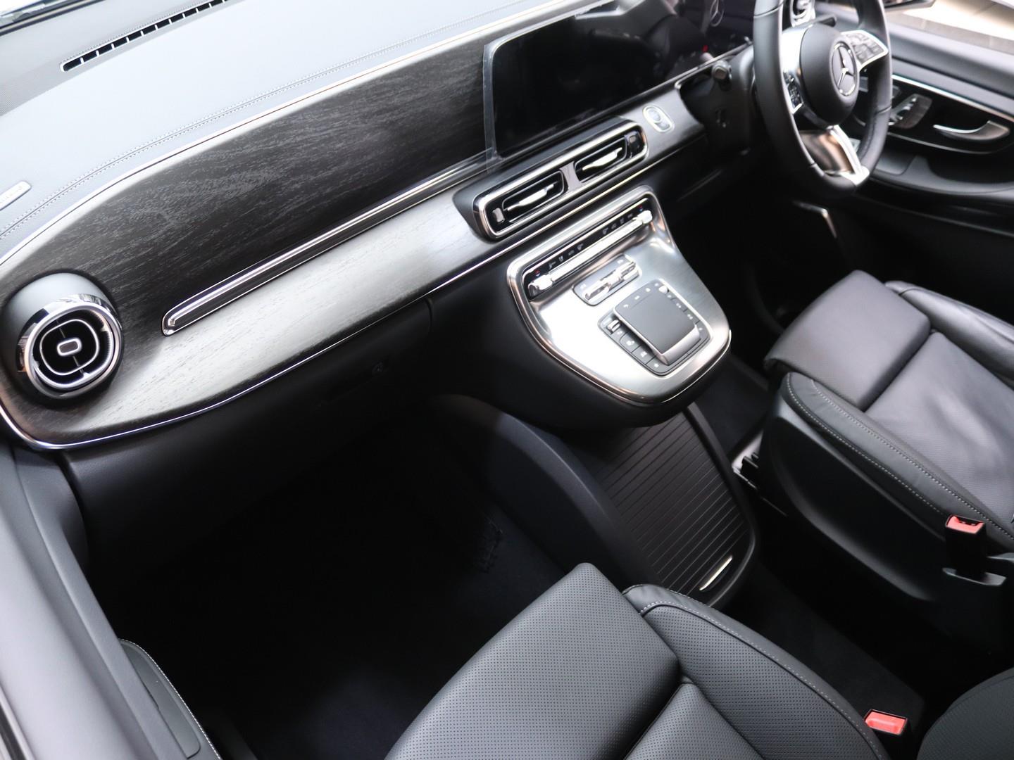 Mercedes-Benz V-Class - Image 13