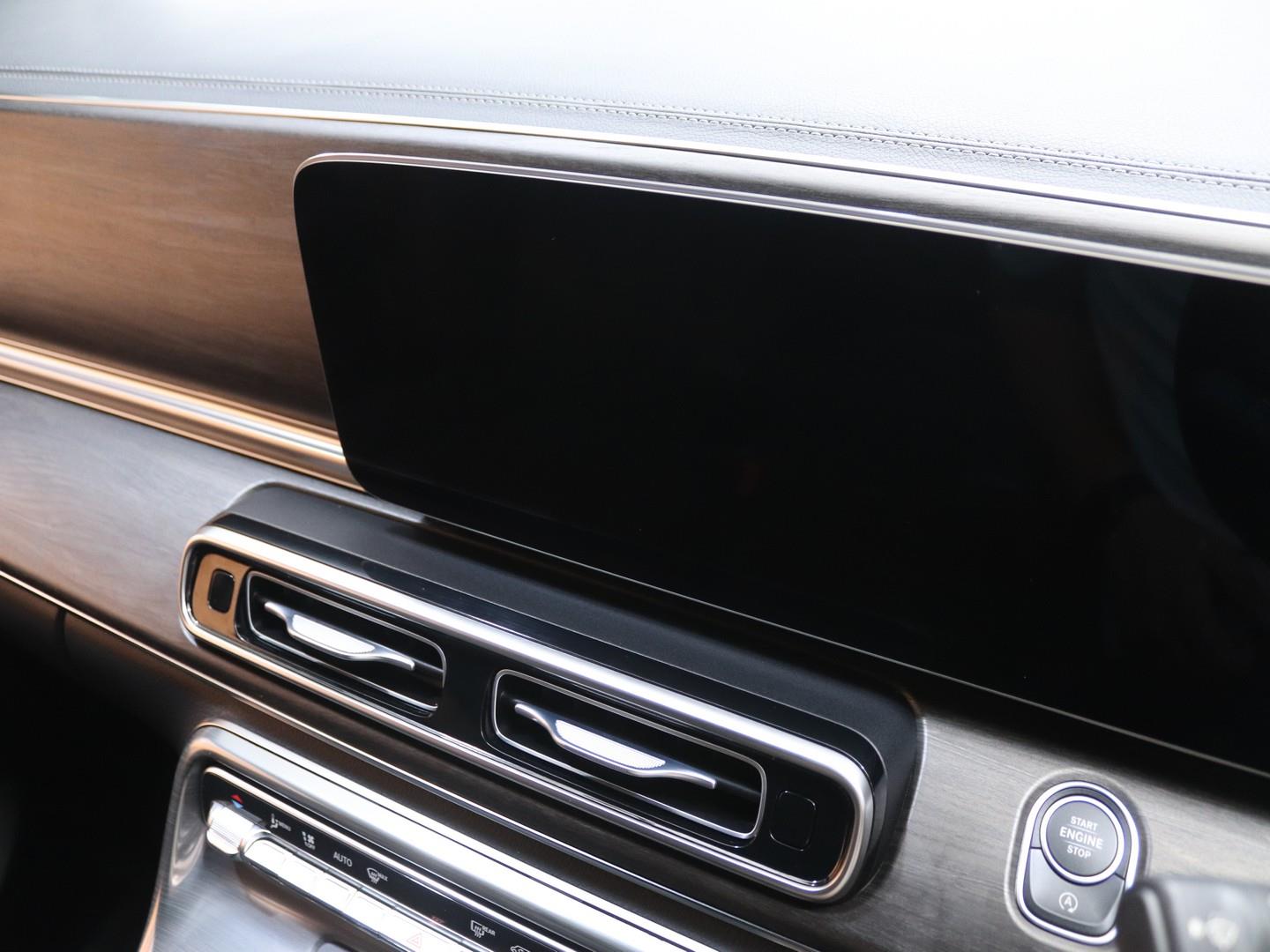 Mercedes-Benz V-Class - Image 11