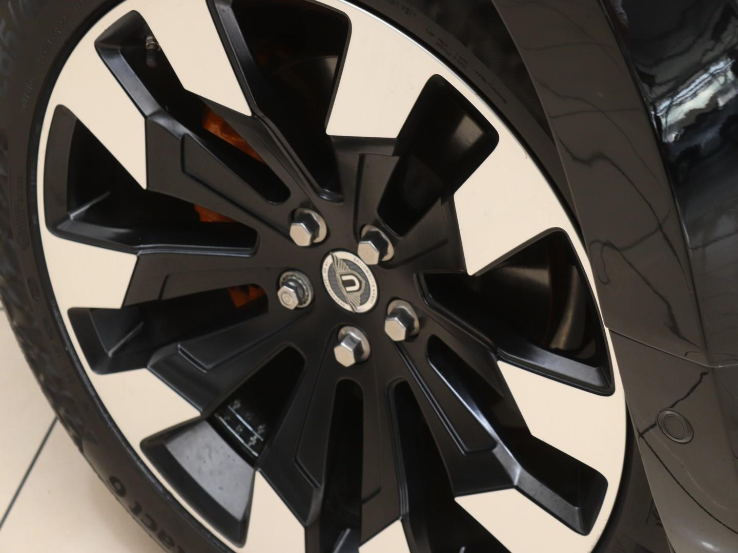 Land Rover Defender - Image 6