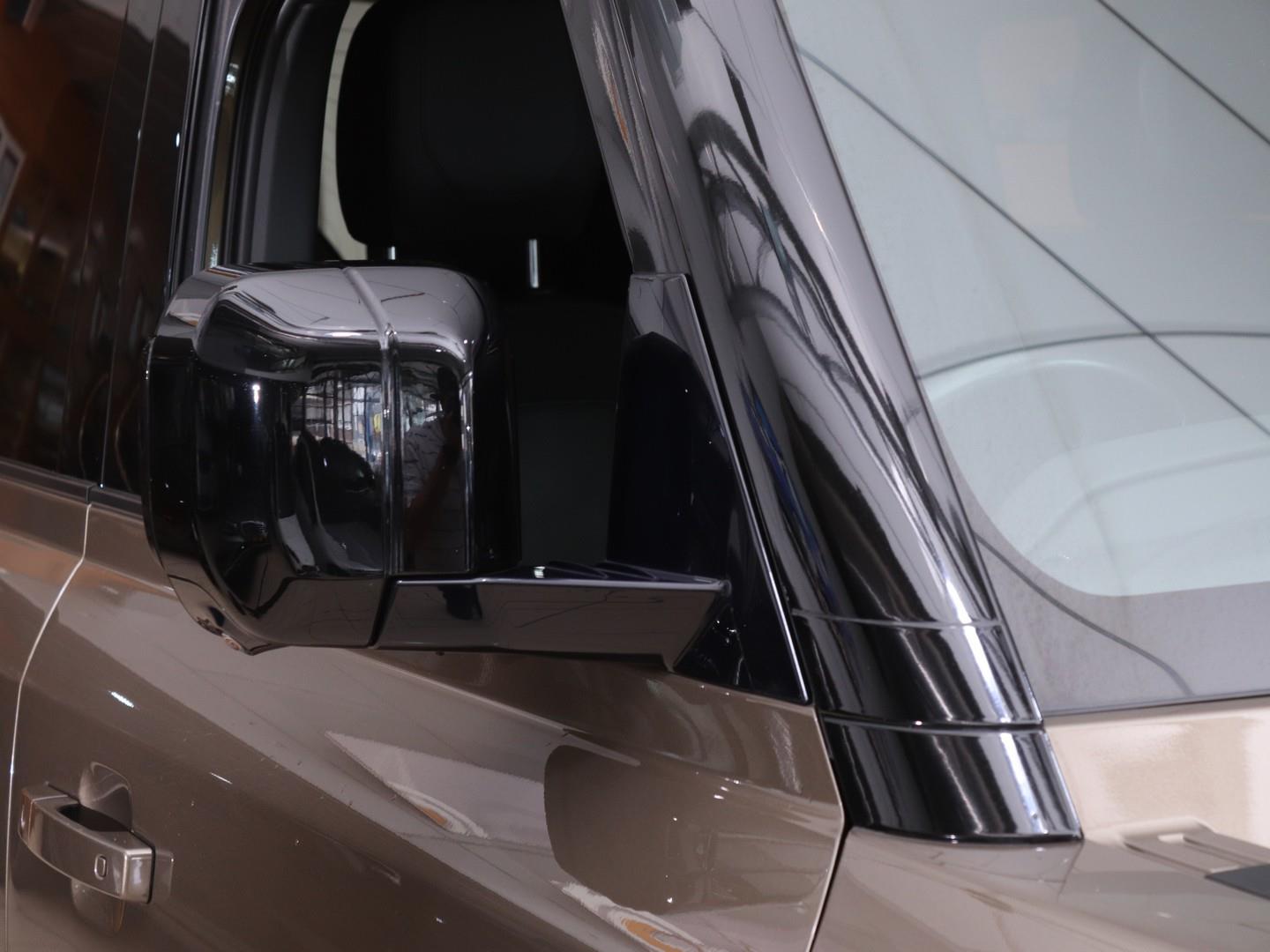 Land Rover Defender - Image 7