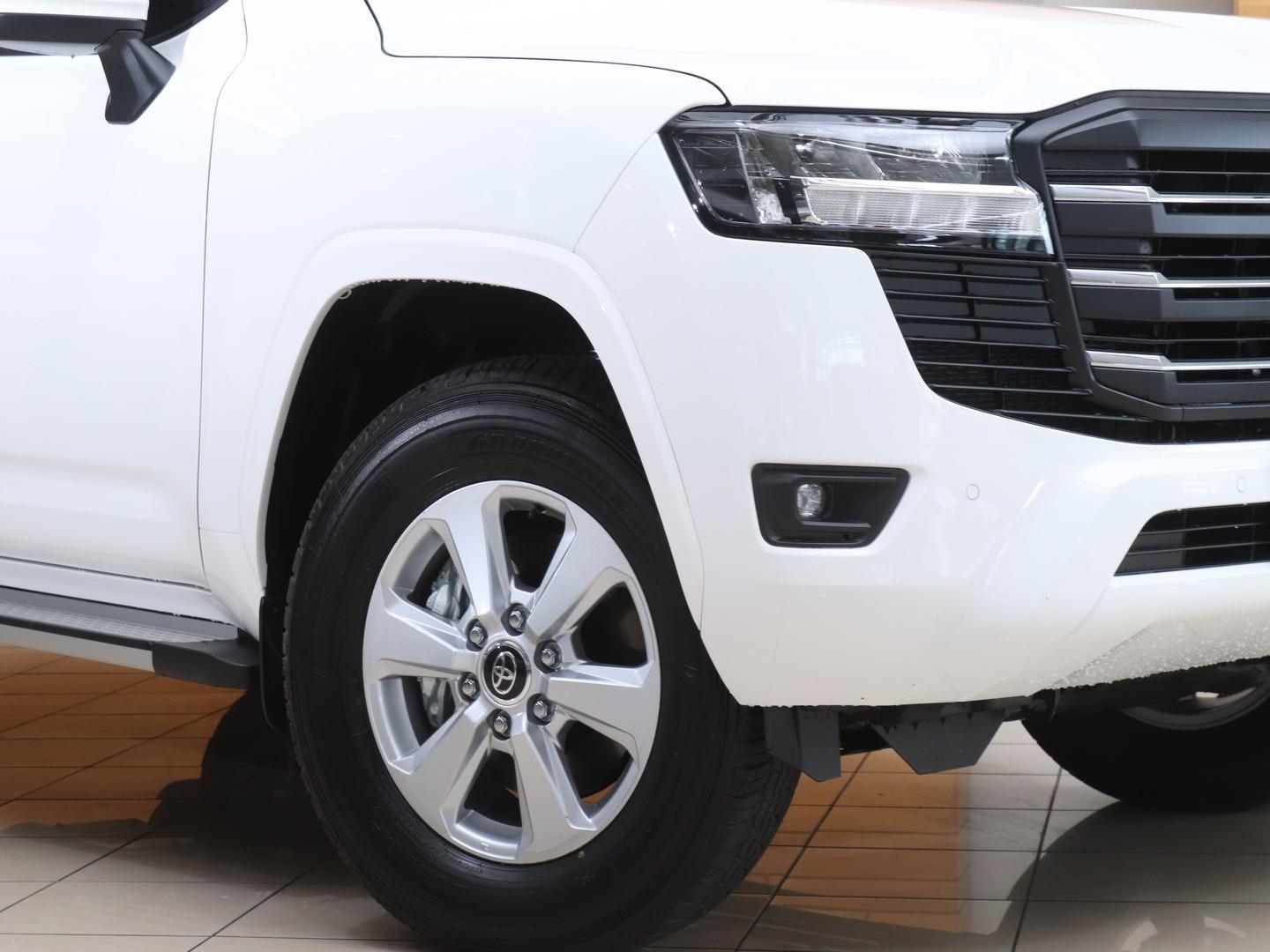 Toyota Land Cruiser 300 - Image 2