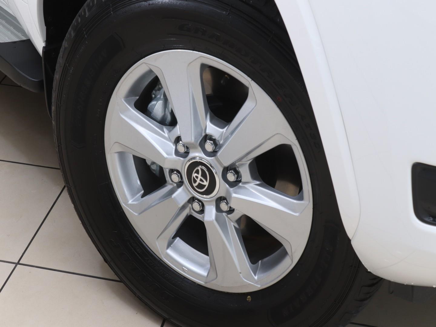 Toyota Land Cruiser 300 - Image 6