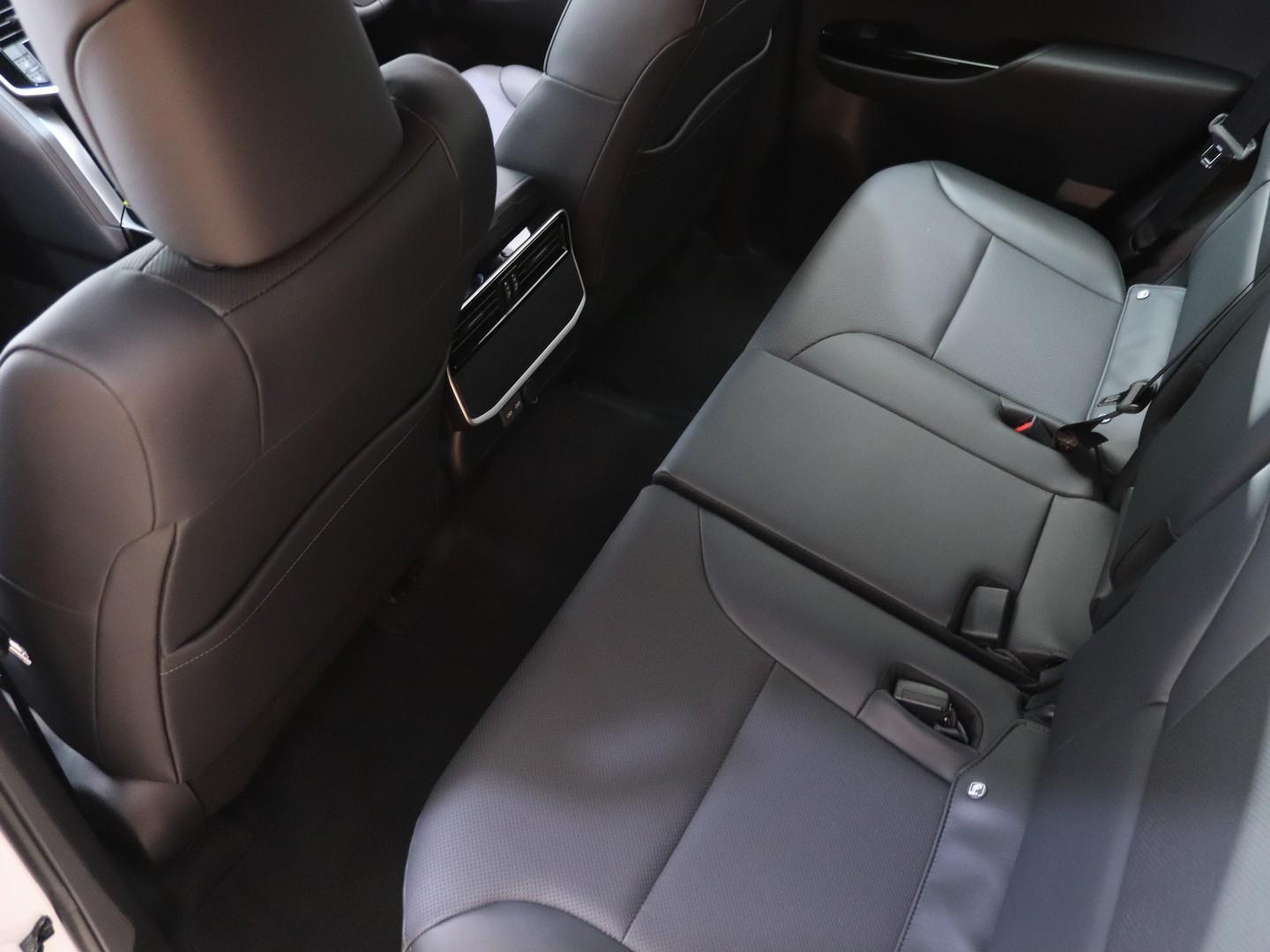 Toyota Land Cruiser 300 - Image 13