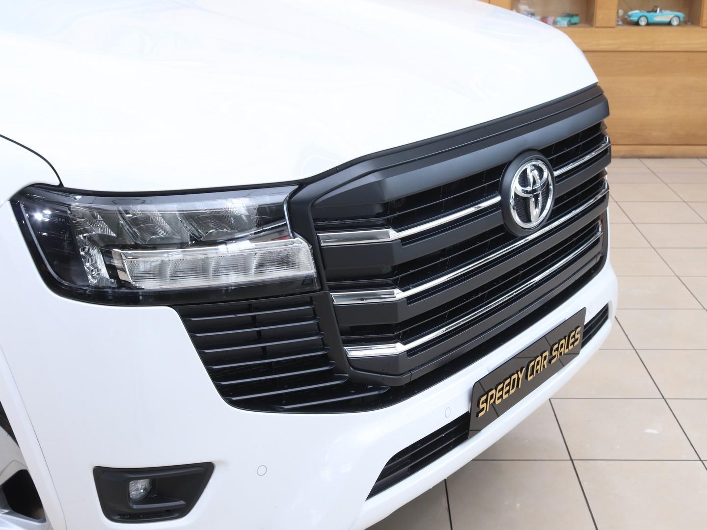 Toyota Land Cruiser 300 - Image 5