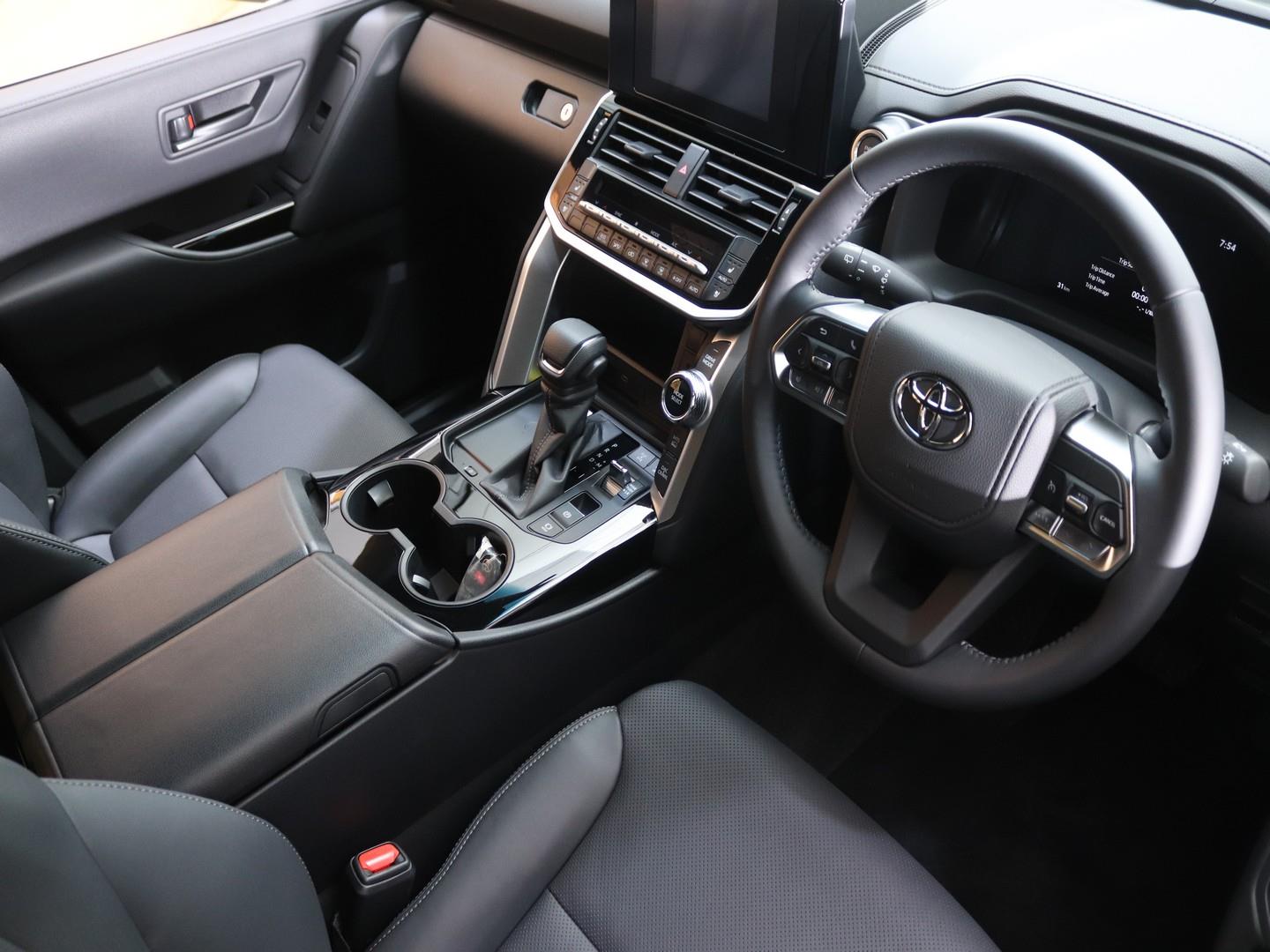 Toyota Land Cruiser 300 - Image 8