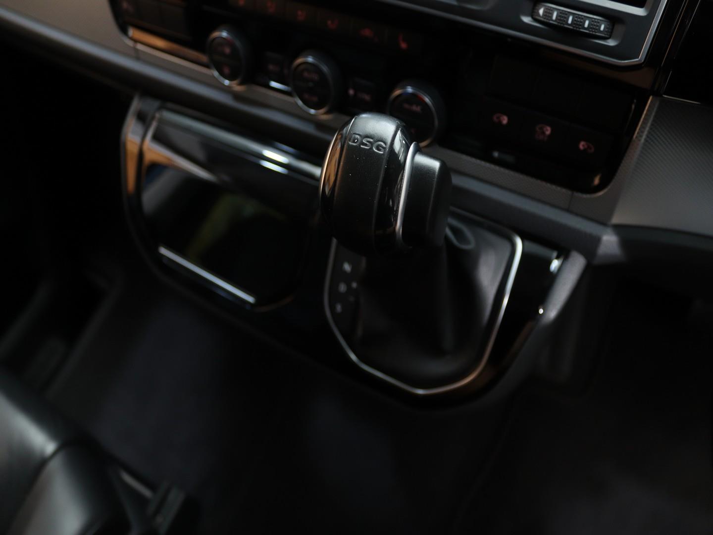 Volkswagen Caravelle - Image 11