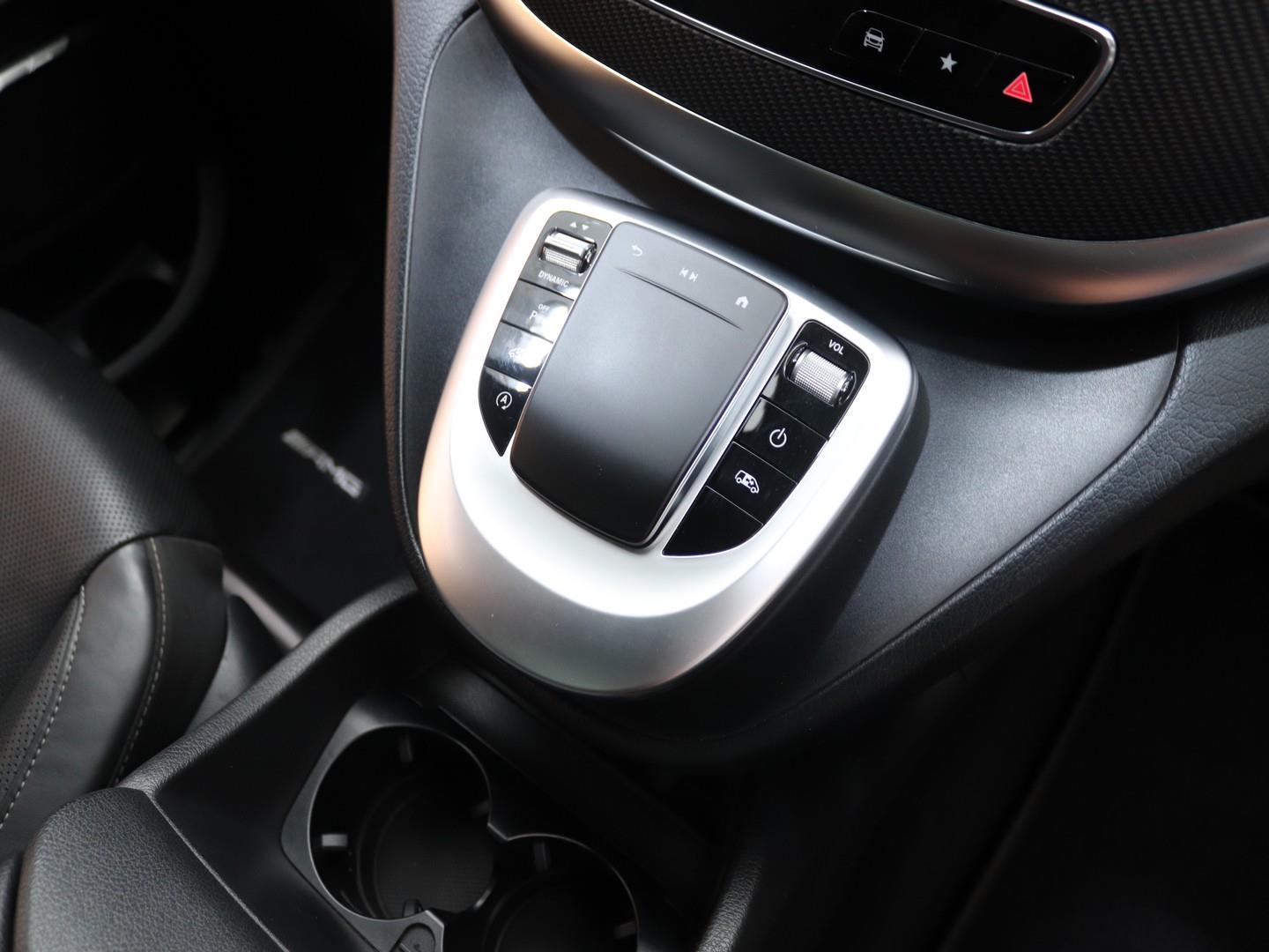 Mercedes-Benz V-Class - Image 12