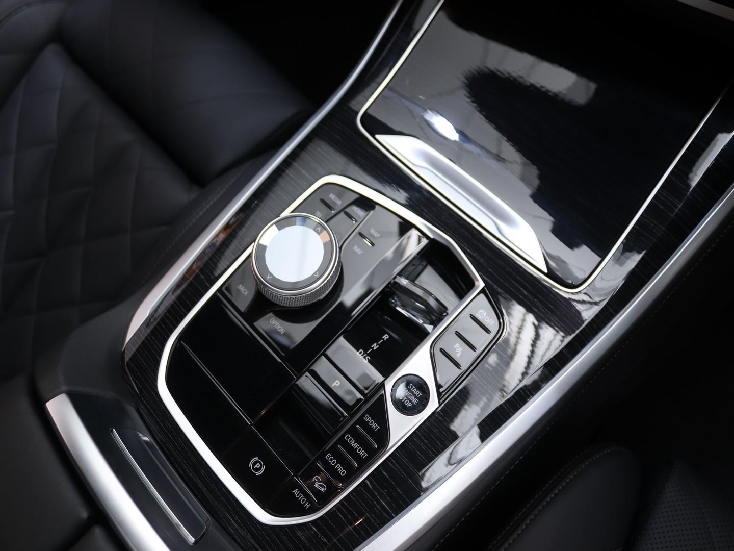 BMW X5 xDrive30d M Sport (2024) - Image 12