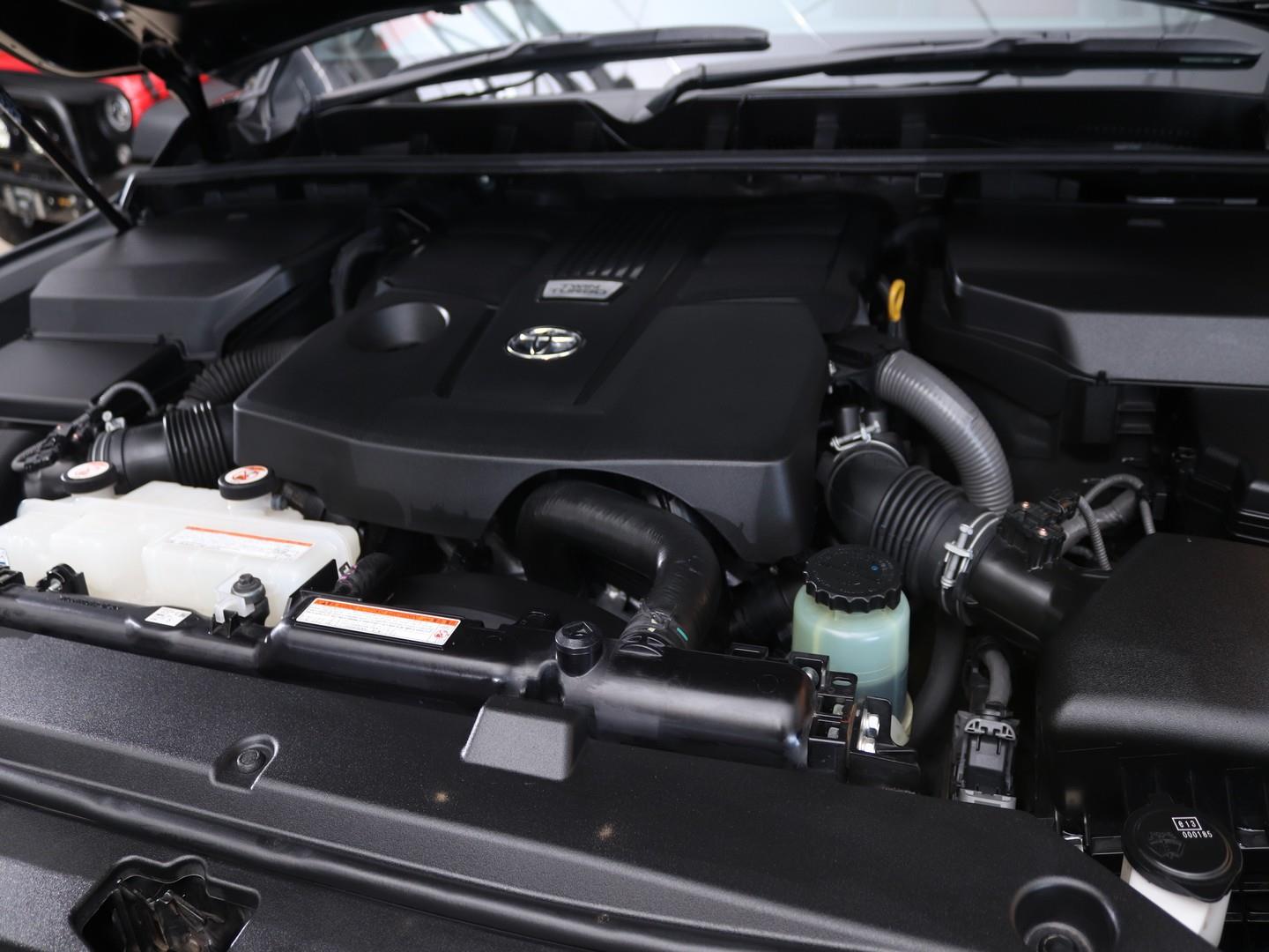 Toyota Land Cruiser 300 3.5T GR Sport (2022) - Image 17