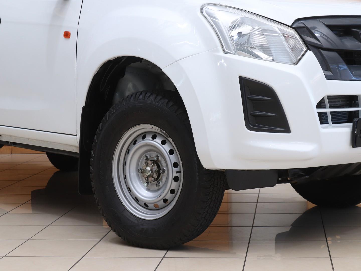 Isuzu D-Max 250 Fleetside Safety (2022) - Image 2