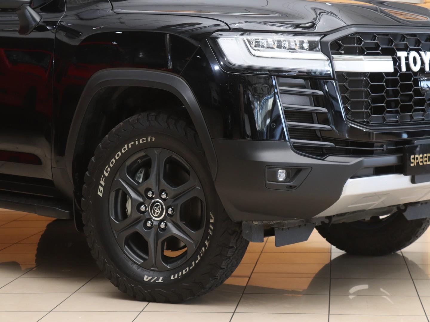 Toyota Land Cruiser 300 3.5T GR Sport (2022) - Image 2