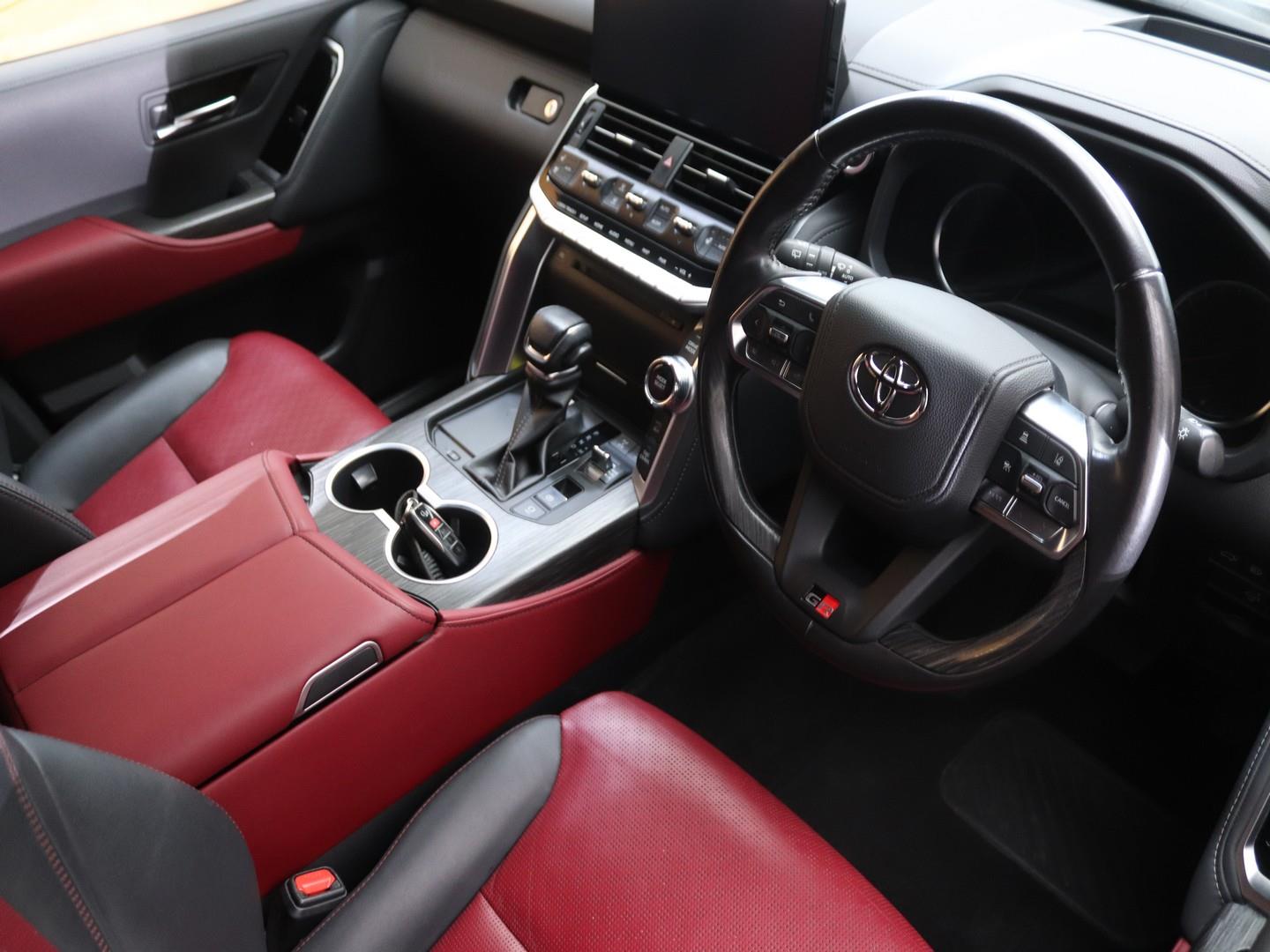 Toyota Land Cruiser 300 3.5T GR Sport (2022) - Image 9