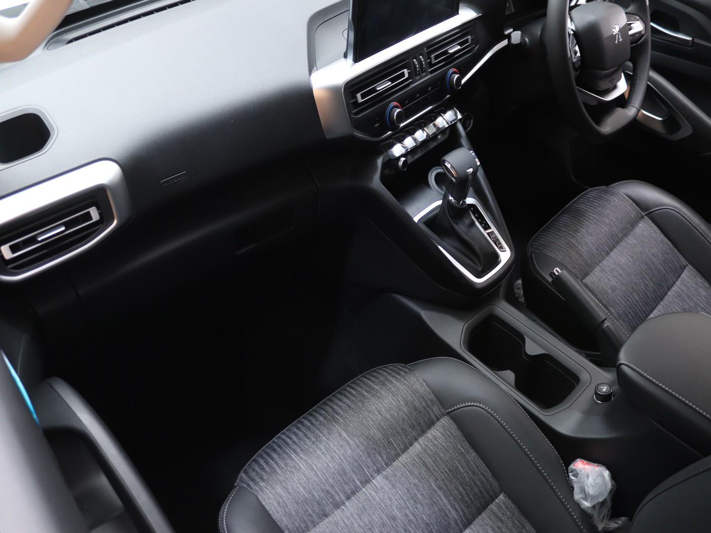 Peugeot Landtrek 1.9D Allure (2025) - Image 12