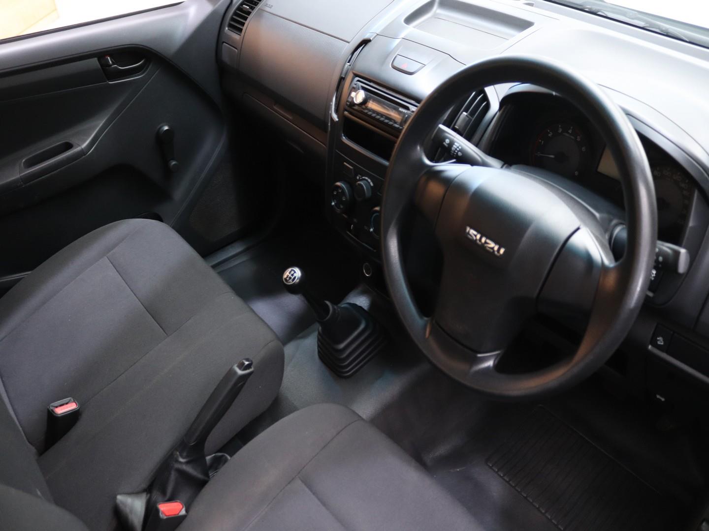 Isuzu D-Max 250 Fleetside Safety (2022) - Image 8