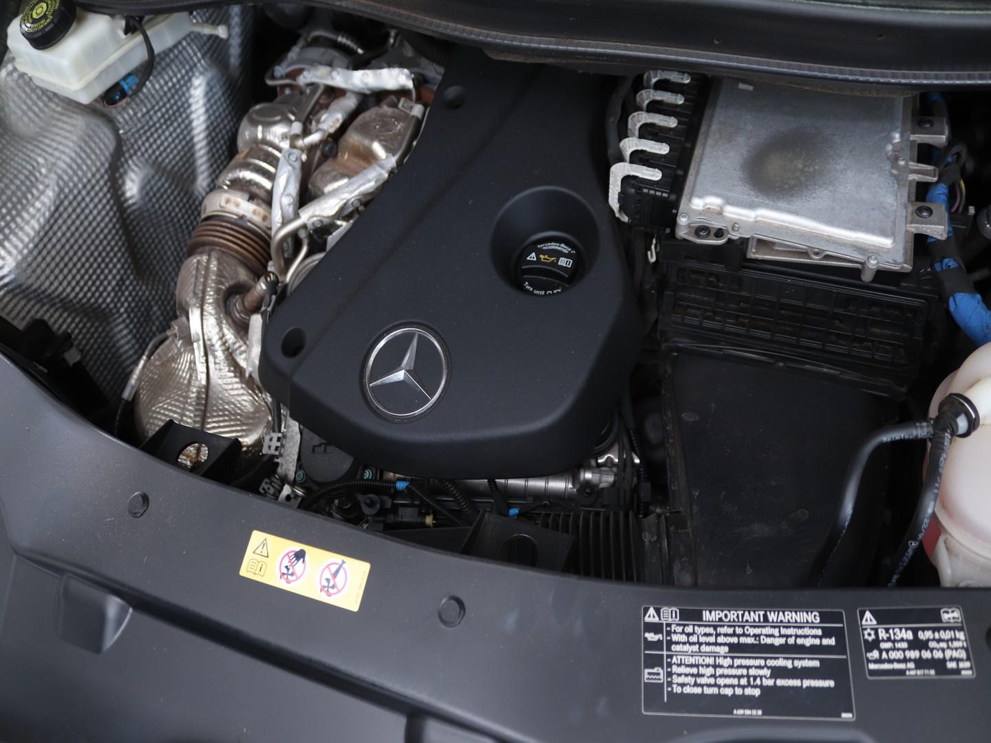 Mercedes-Benz V-Class V250d Avantgarde (2022) - Image 17