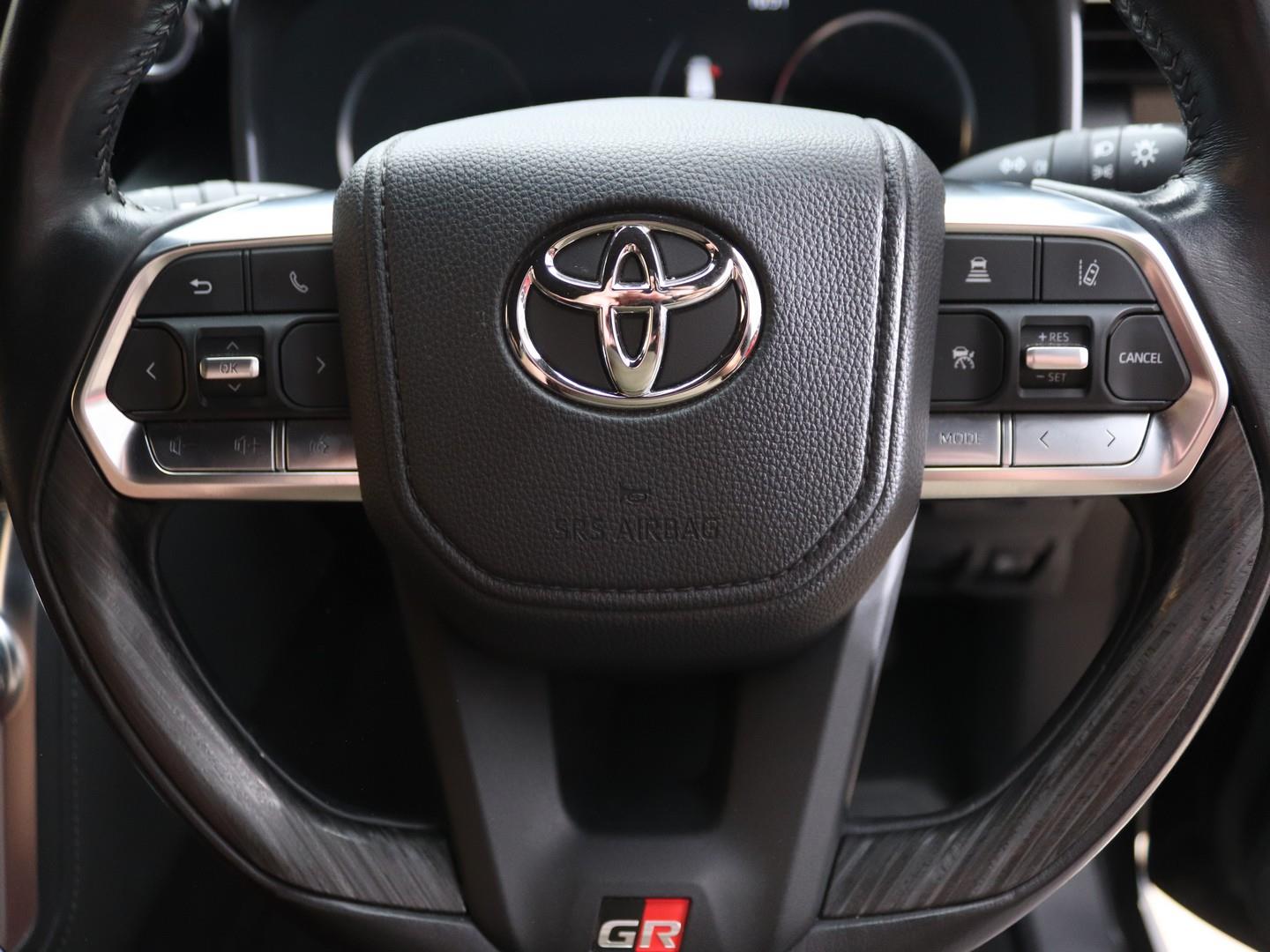 Toyota Land Cruiser 300 3.5T GR Sport (2022) - Image 10