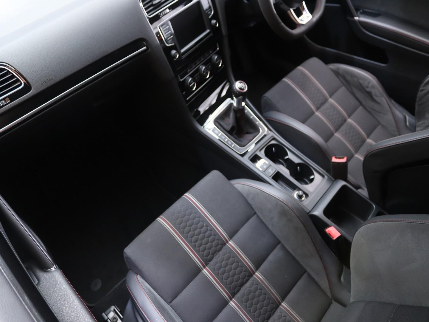 Volkswagen Golf GTI ClubSport S (2017) - Image 16