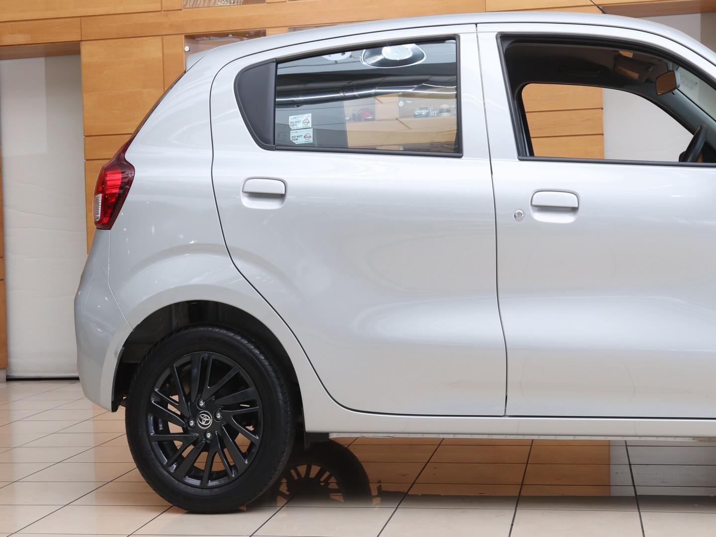 Toyota Vitz 1.0 XR Manual (2025) - Image 17