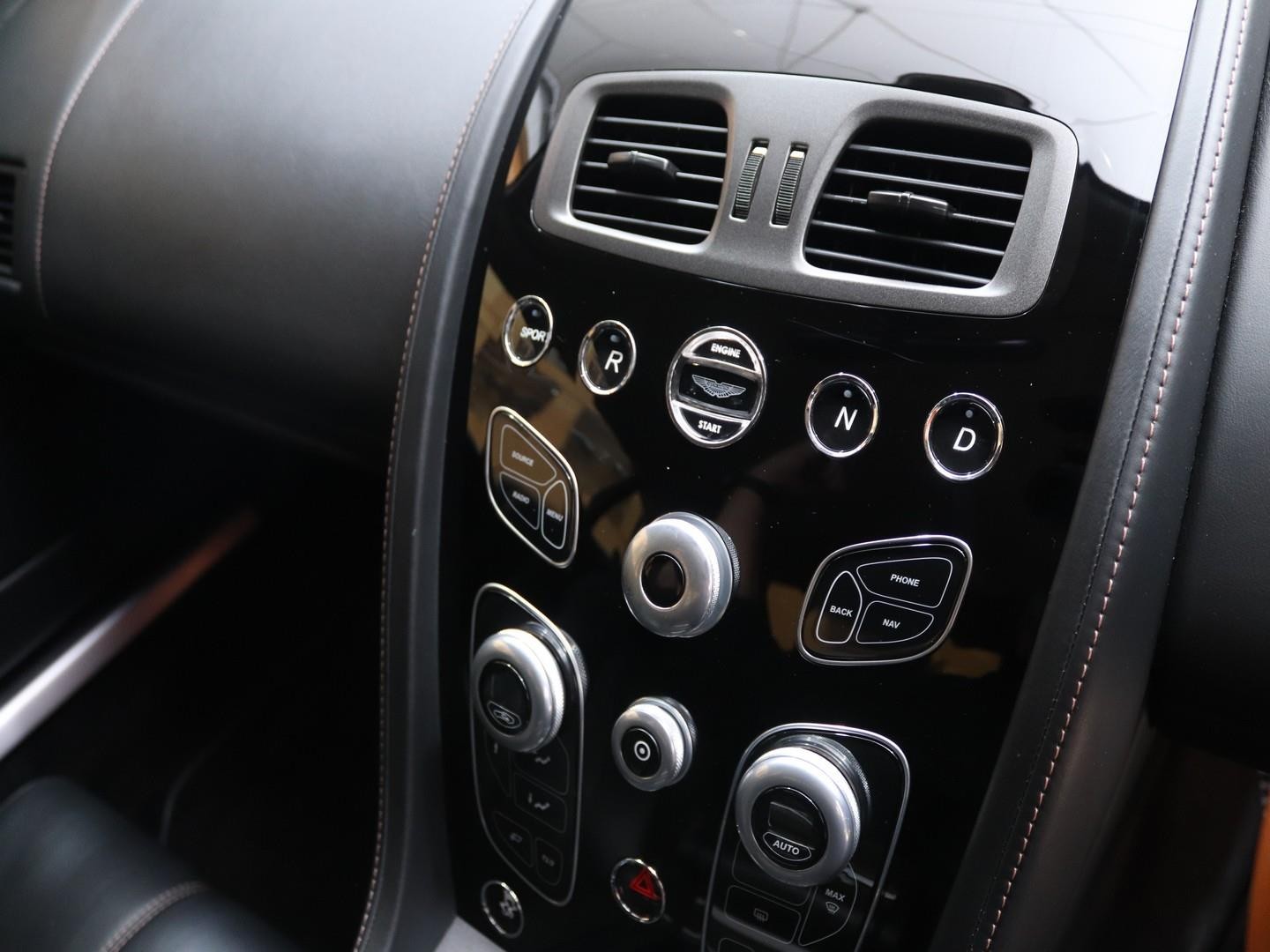 Aston Martin Vantage Coupe (2016) - Image 10