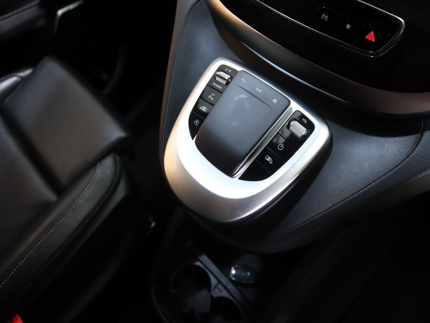 Mercedes-Benz V-Class V250d Avantgarde (2022) - Image 13