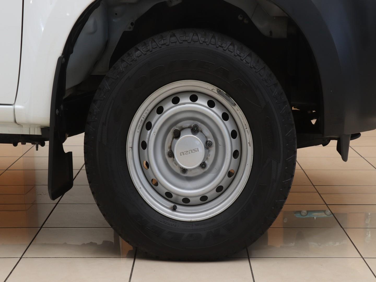 Isuzu D-Max 250 Fleetside Safety (2022) - Image 19