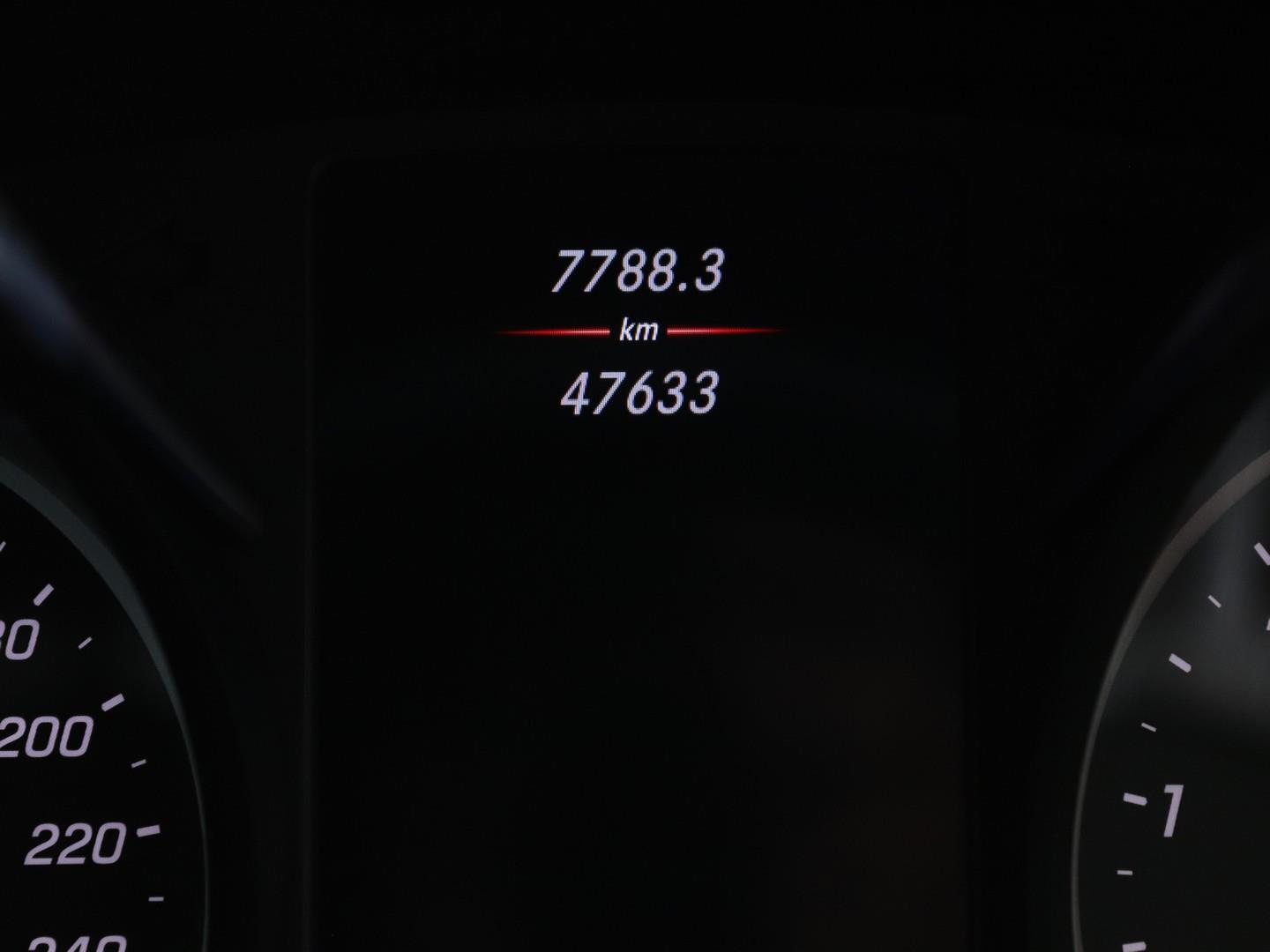 Mercedes-Benz V-Class V250d Avantgarde (2022) - Image 12