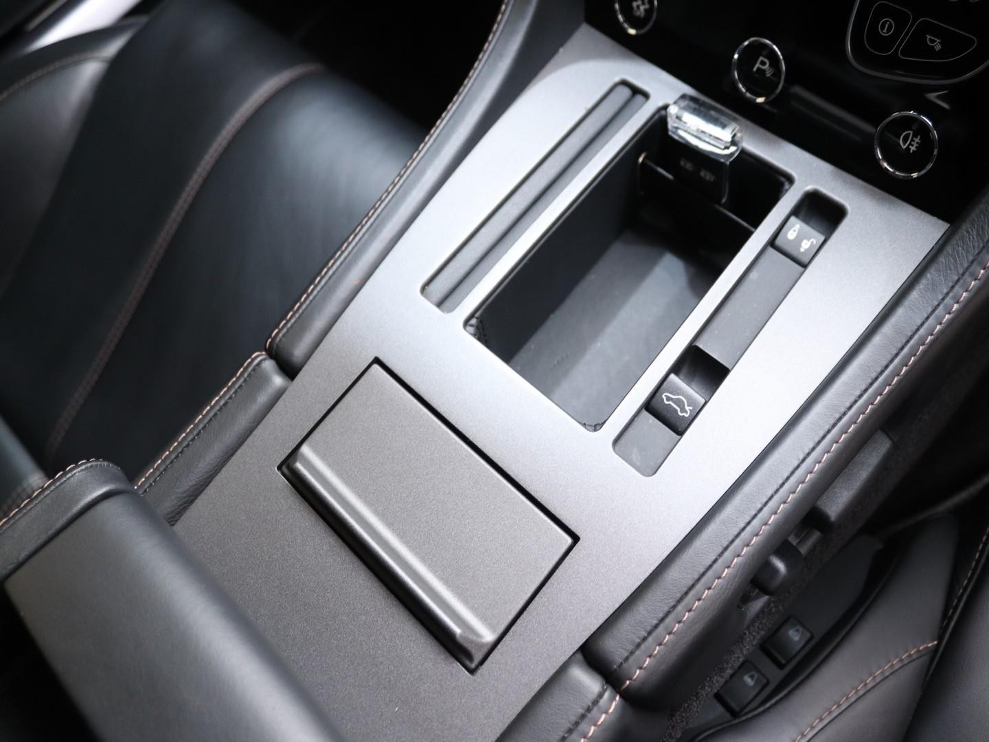 Aston Martin Vantage Coupe (2016) - Image 11