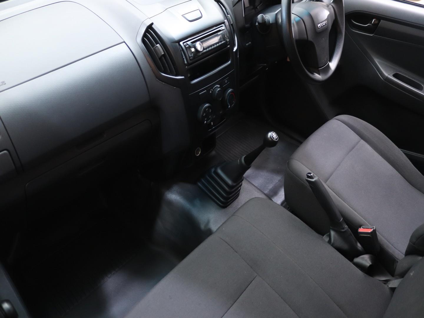 Isuzu D-Max 250 Fleetside Safety (2022) - Image 11