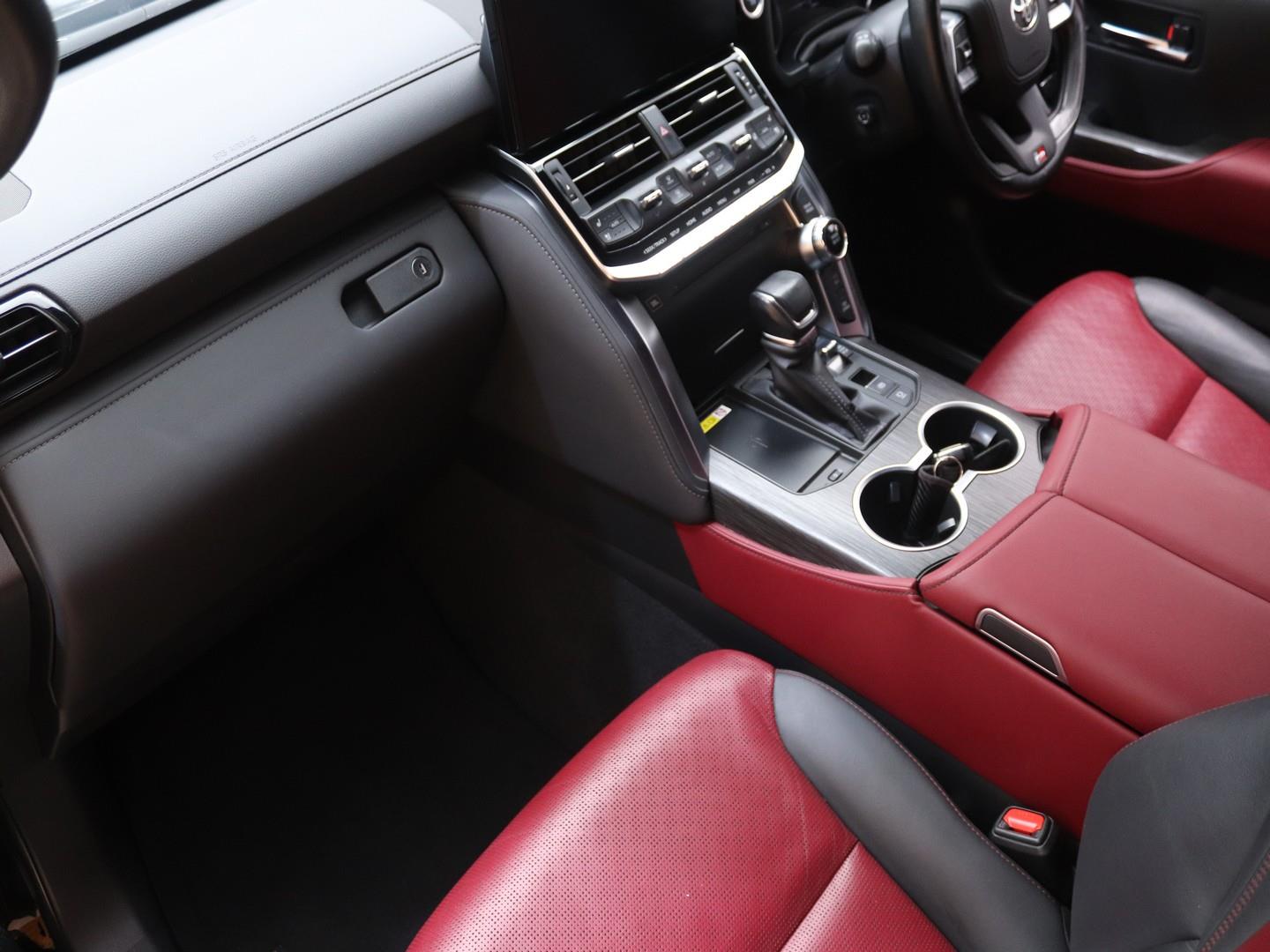 Toyota Land Cruiser 300 3.5T GR Sport (2022) - Image 14