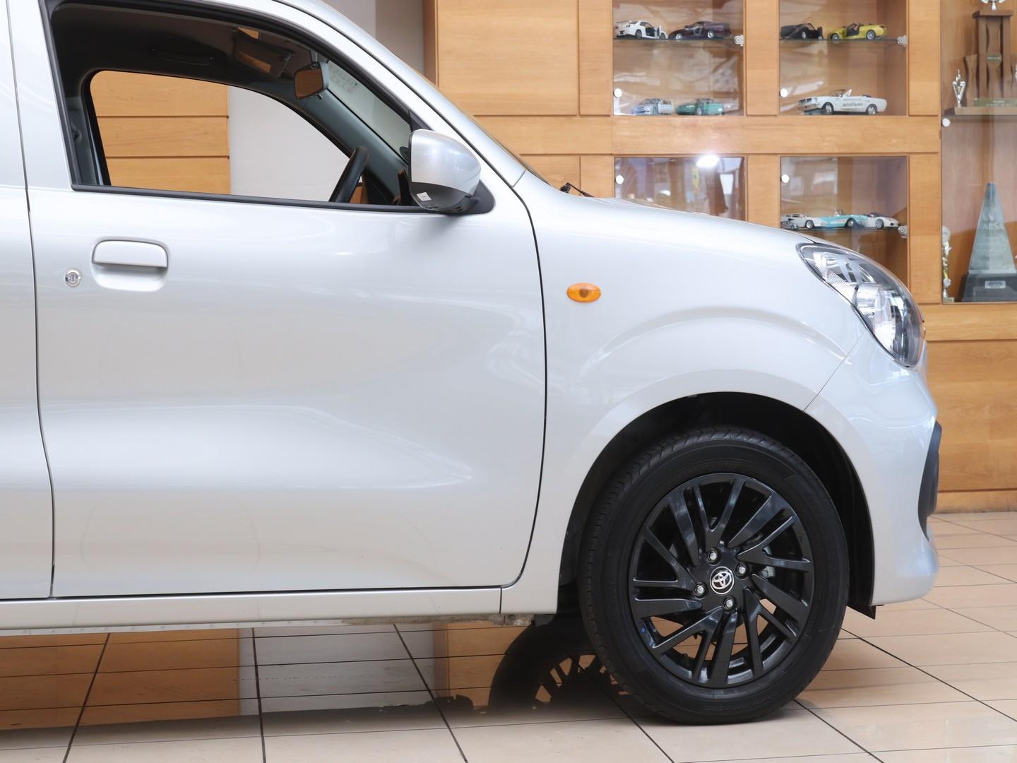 Toyota Vitz 1.0 XR Manual (2025) - Image 18