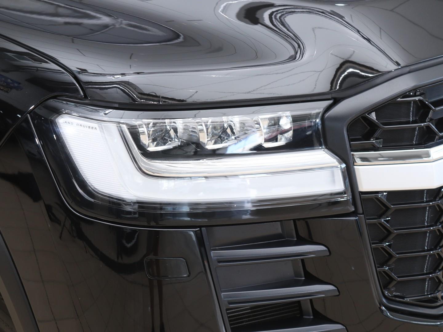 Toyota Land Cruiser 300 3.5T GR Sport (2022) - Image 4