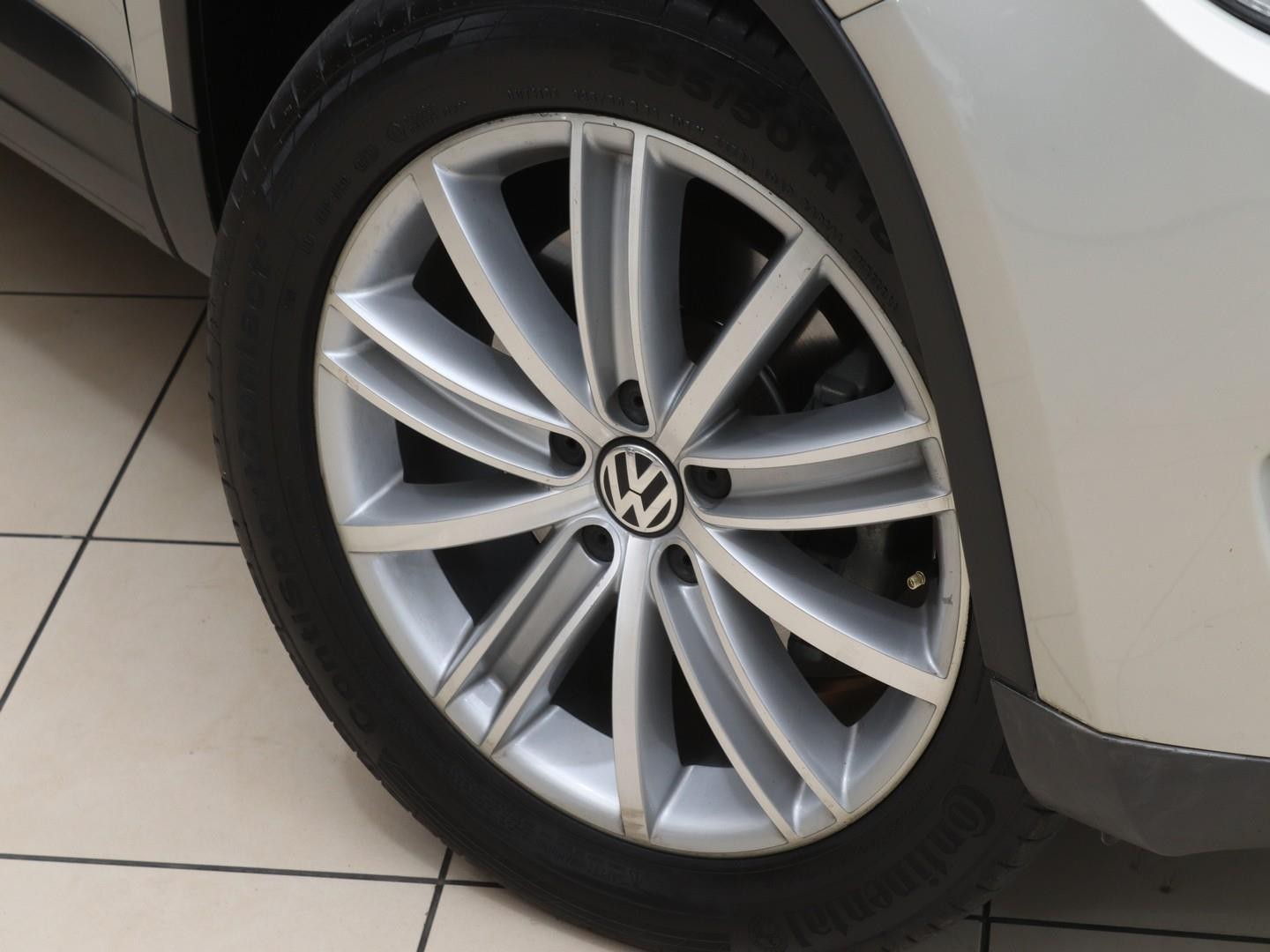 Volkswagen Tiguan 2.0TDI Sport&Style 4Motion Auto (2010) - Image 6